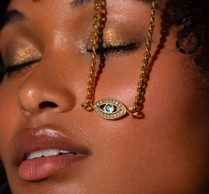 Couleur de Peau, Cheveux et Bijoux : Trouvez Votre Alliance Parfaite