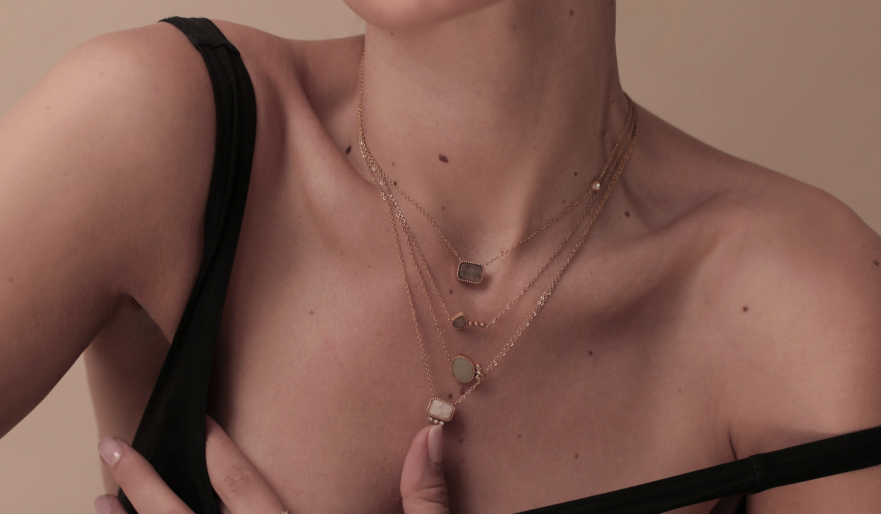 Comment Porter un Collier Avec Style et Être Tendance | L'AEC