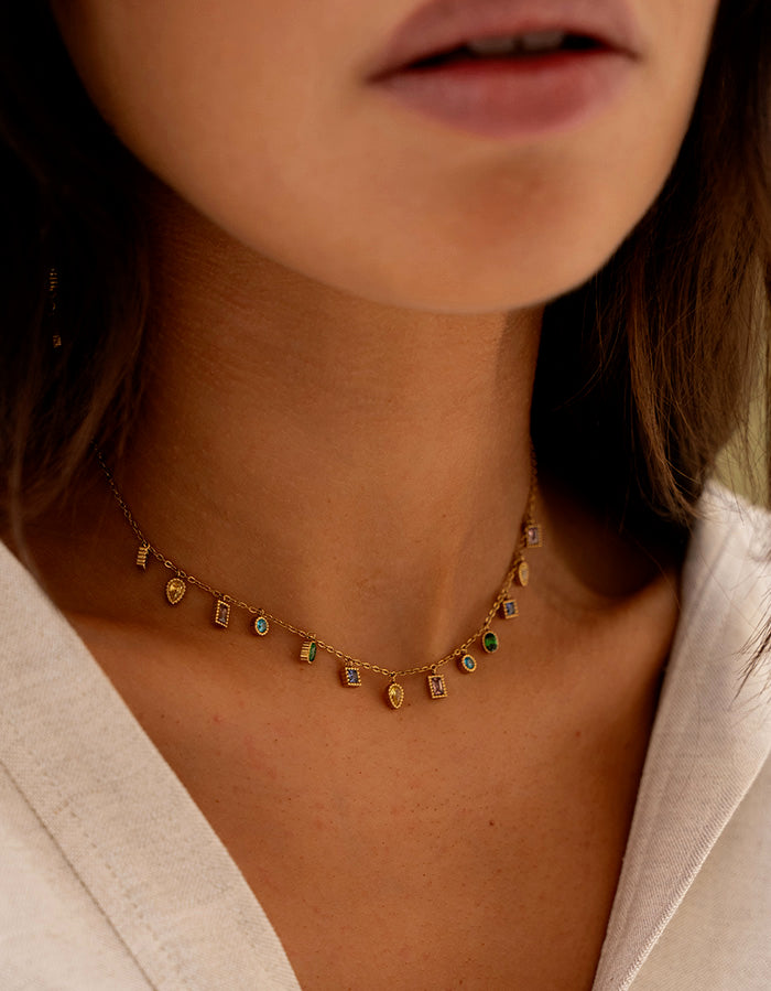 5 tendances bijoux Automne/Hiver 2024-2025 : Une saison riche en styles audacieux et en pièces intemporelles.