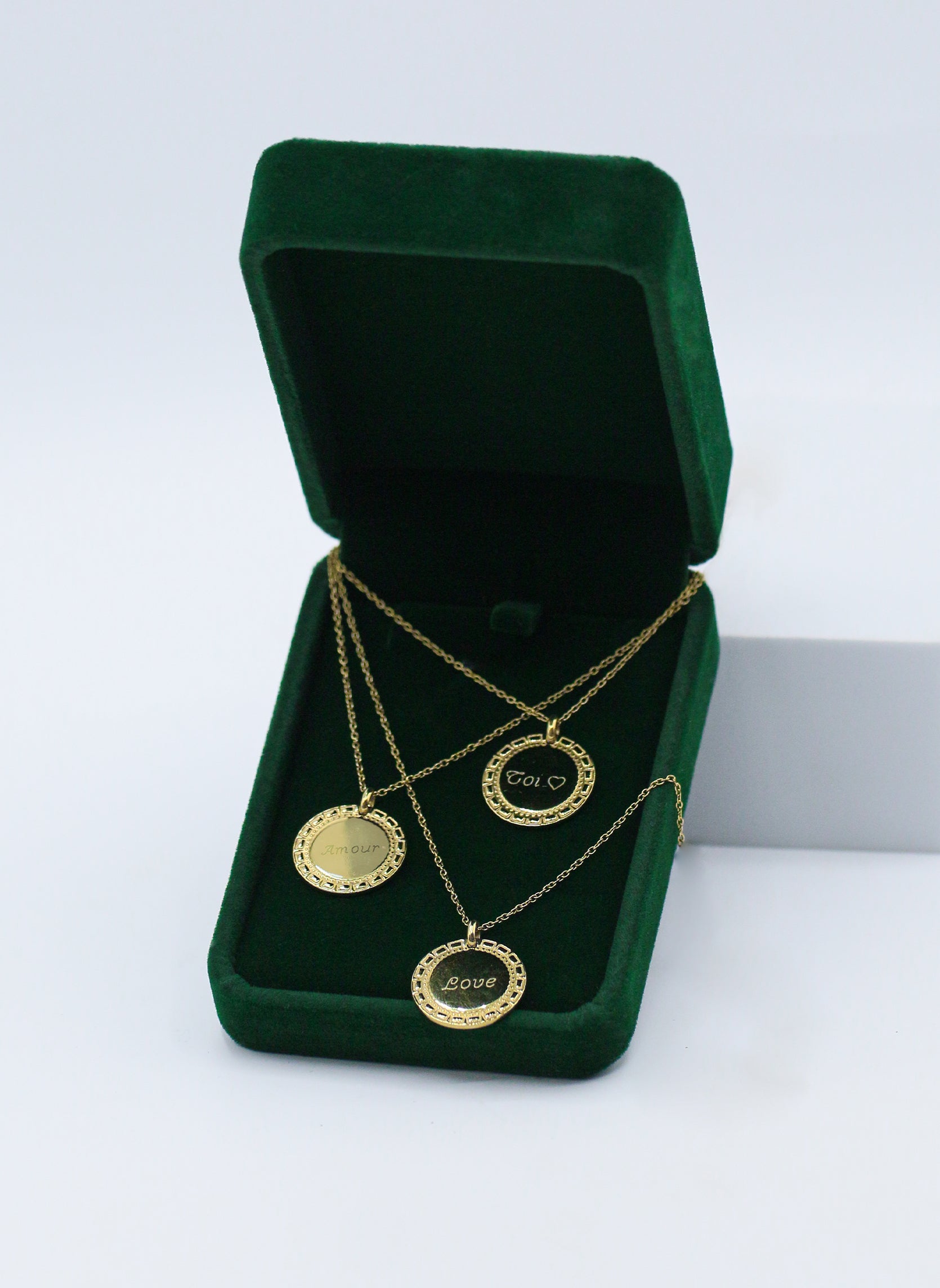 Medal necklace Amour