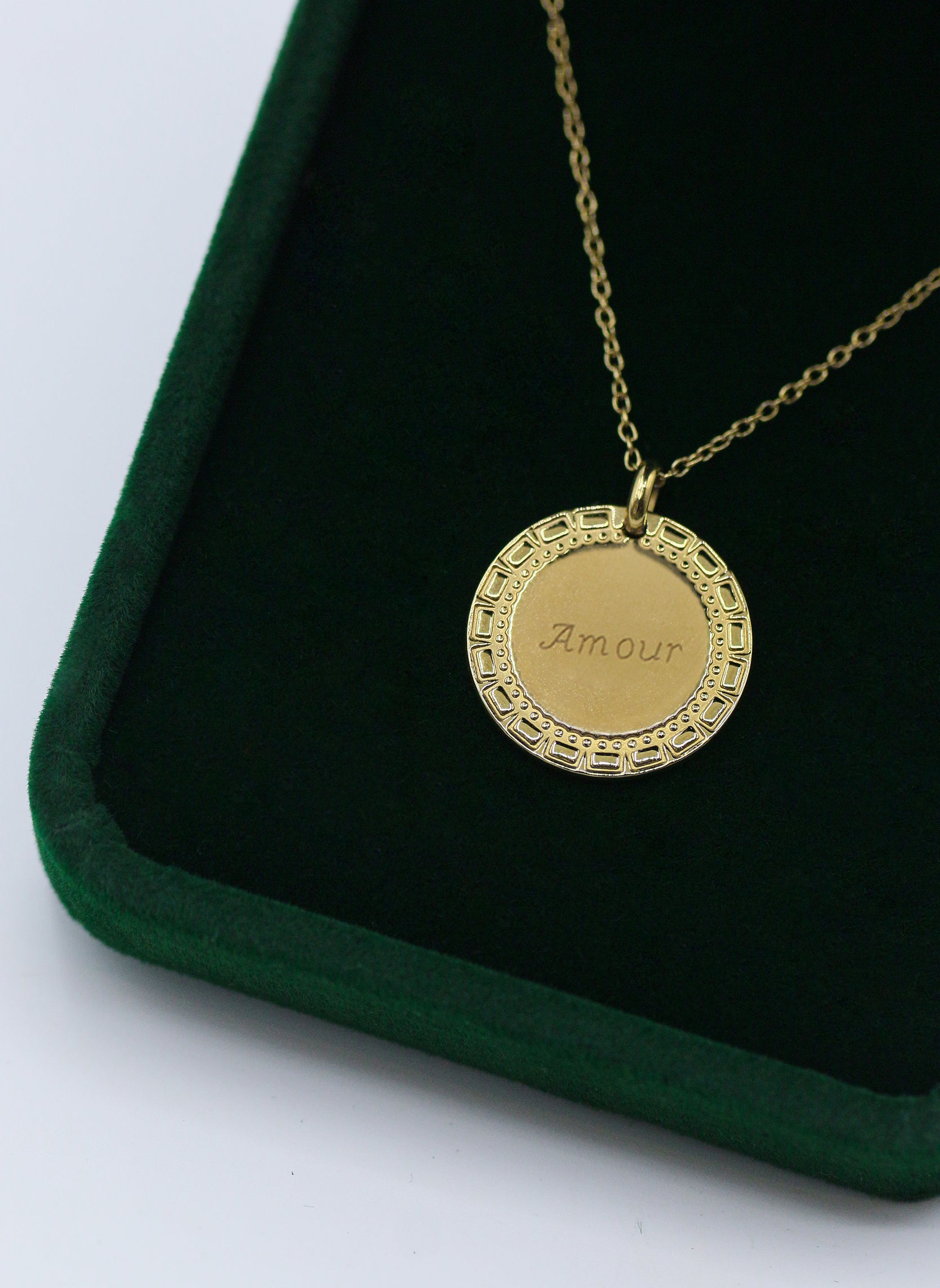 Medal necklace Amour
