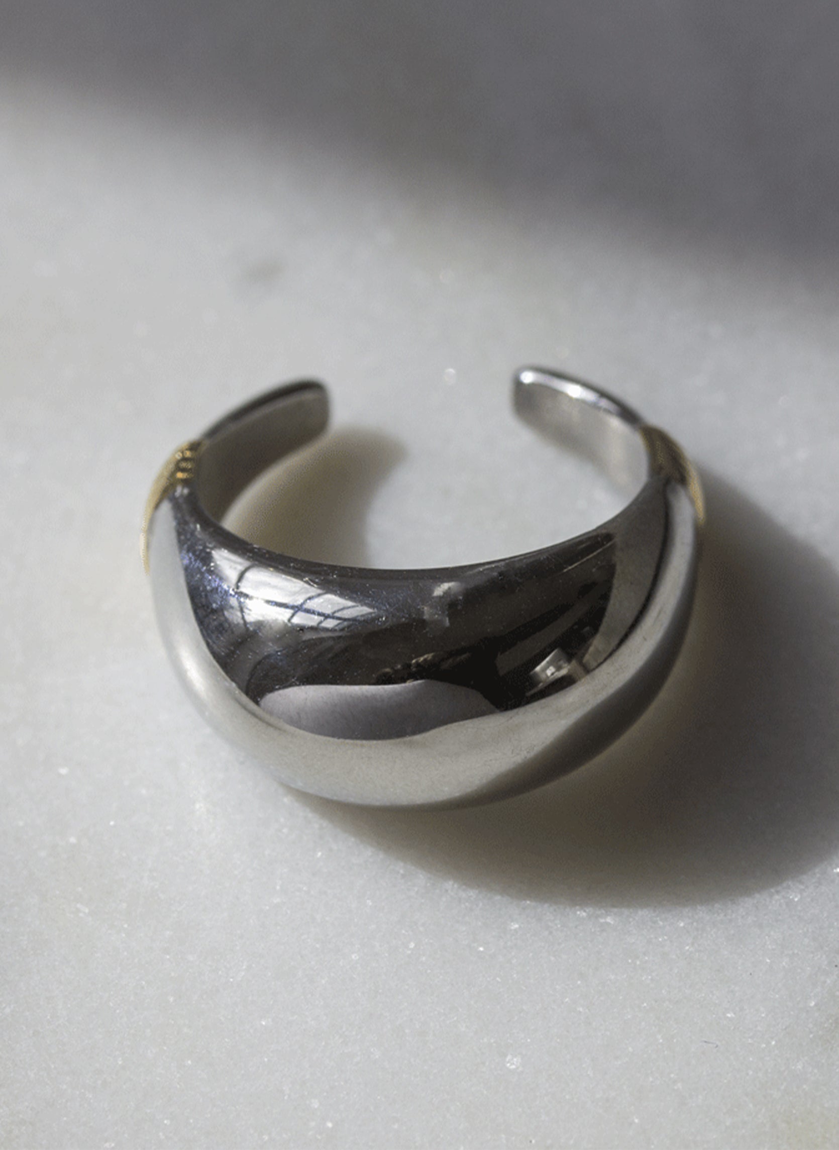 Large ring Iphelion